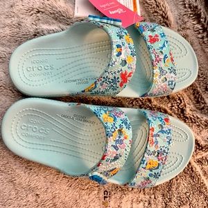 NWT Disney Vera Bradley Crocs Sandals Limited Edition Size W6